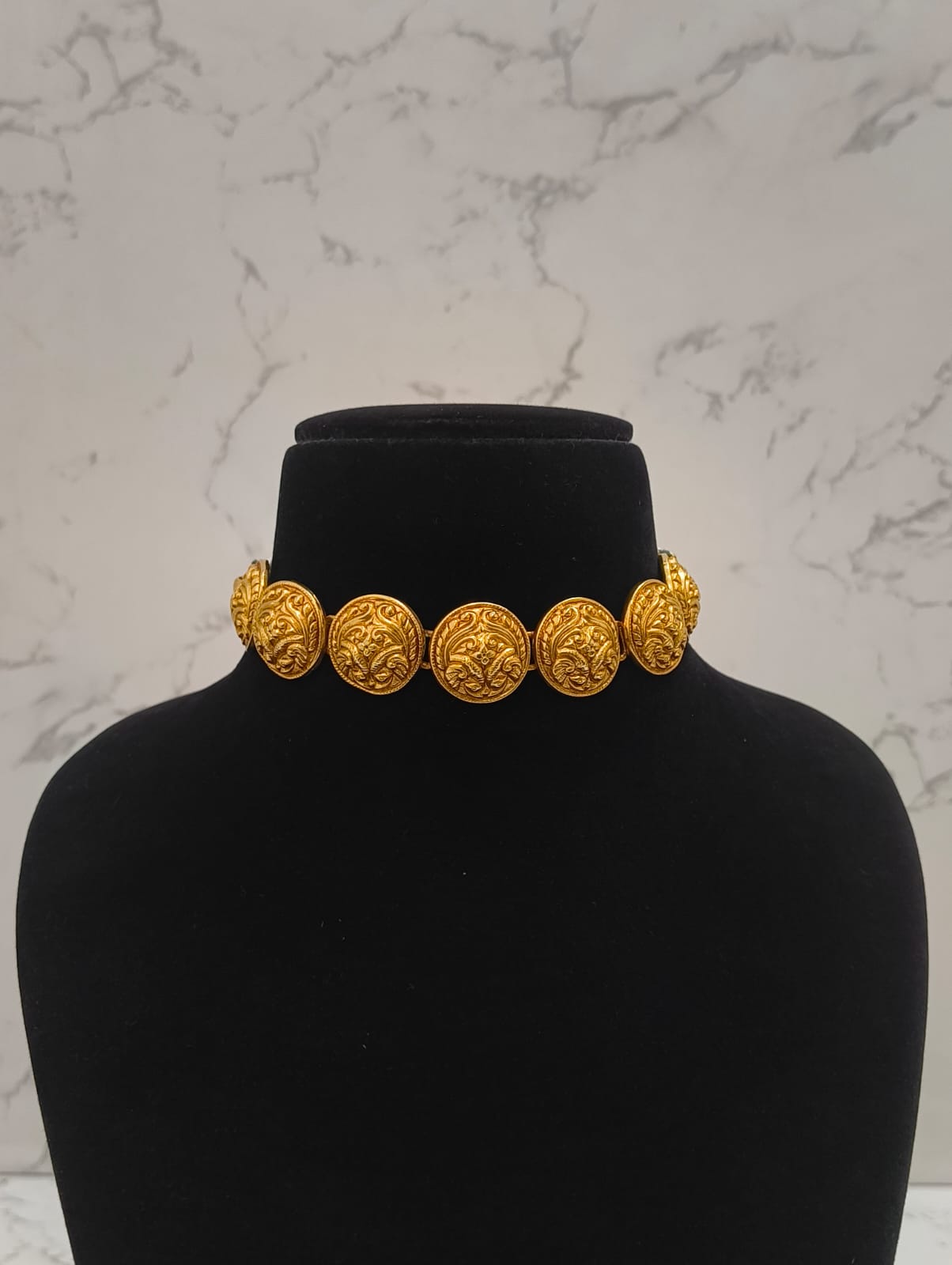 GOLD CHOKER NECKLACE